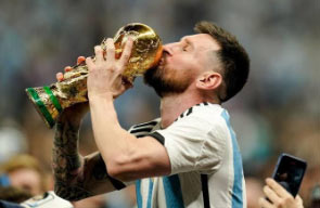 messi kissing trophy