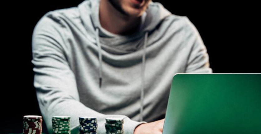 playing poker on laptop